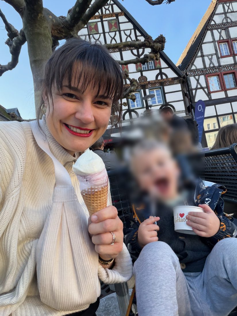 Linja mit Eis auf dem Marktplatz