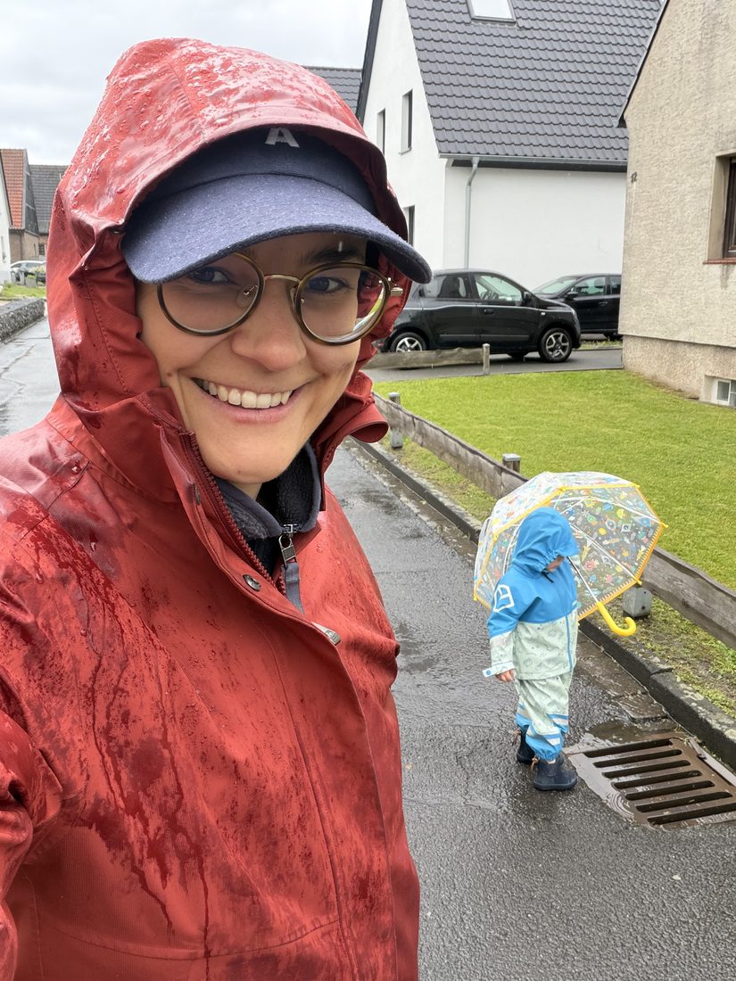 Linja im Regen unterwegs