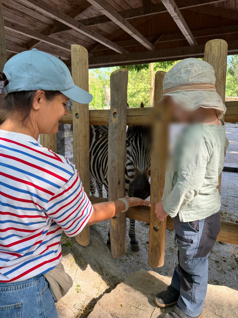 Linja mit Kind beim Zoobesuch